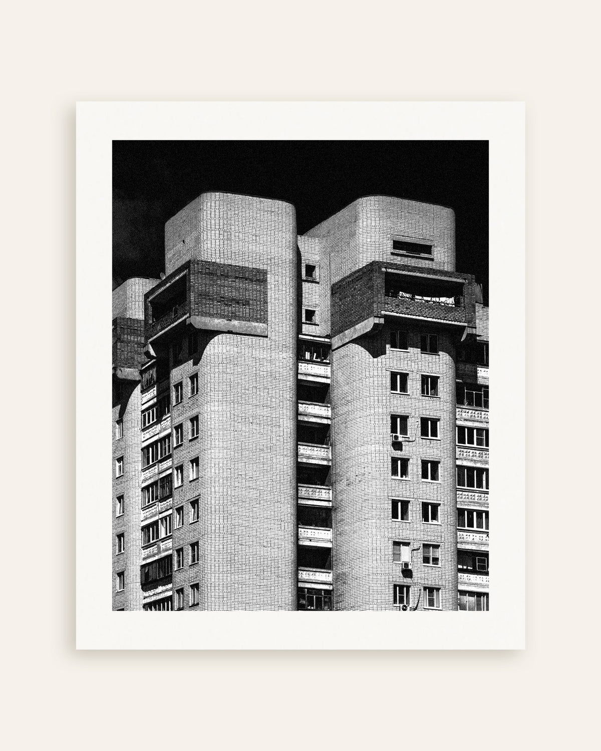 Poster «Torres gémeas arredondadas à noite», em miniatura
