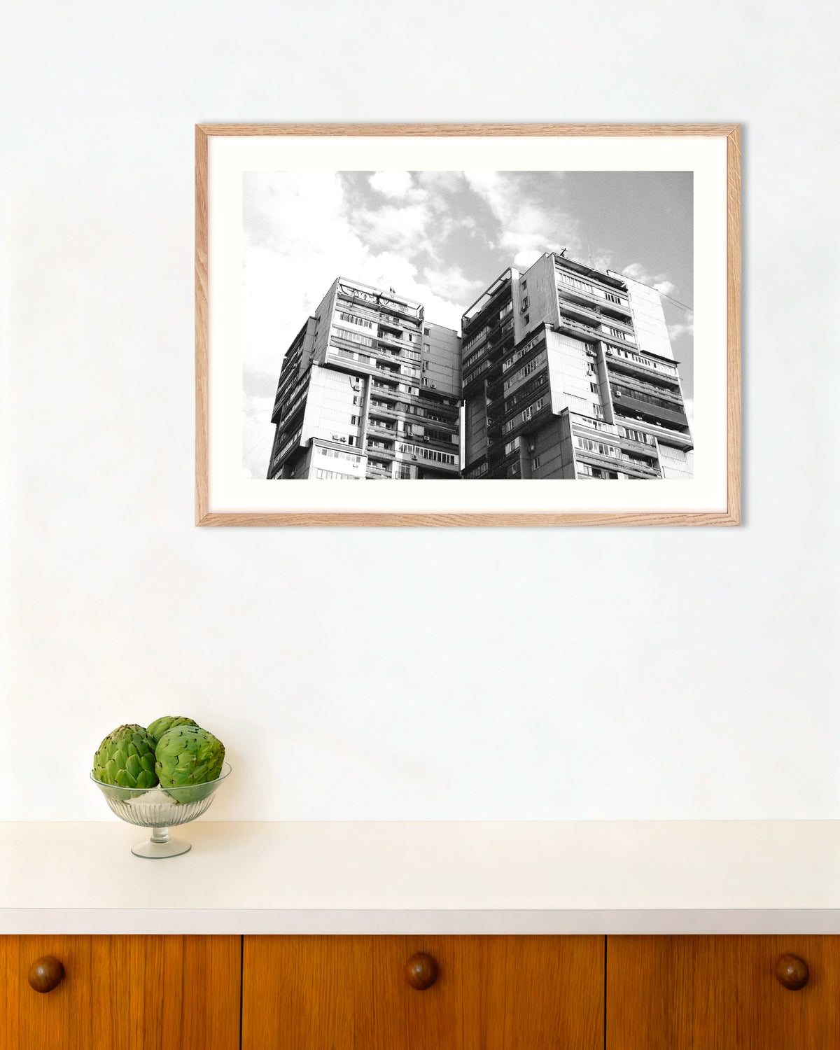 Poster «Duas torres gémeas nas nuvens», com moldura de madeira natural
