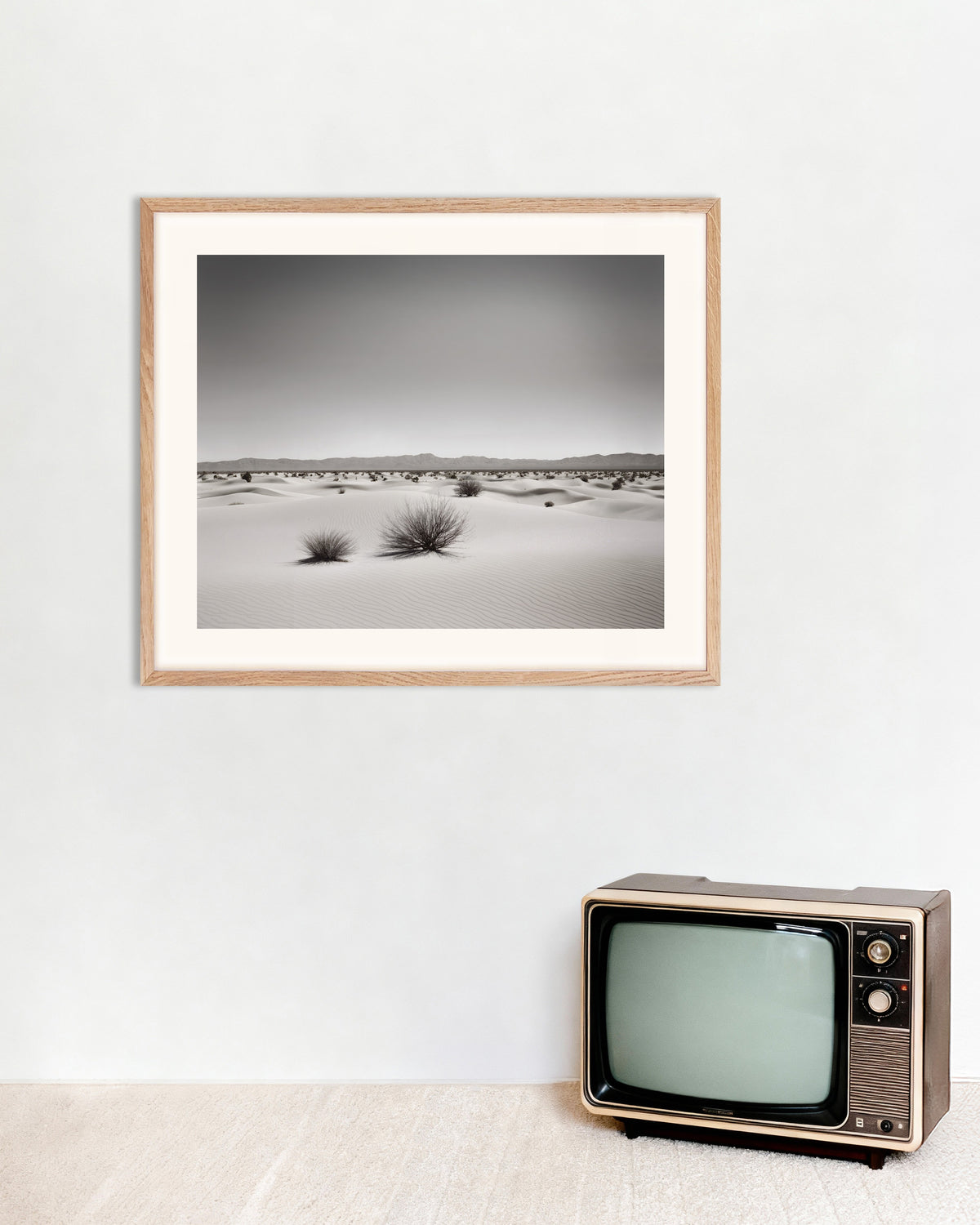 Poster de Explorações abstratas urbanas a preto e branco, deserto, com moldura de madeira natural