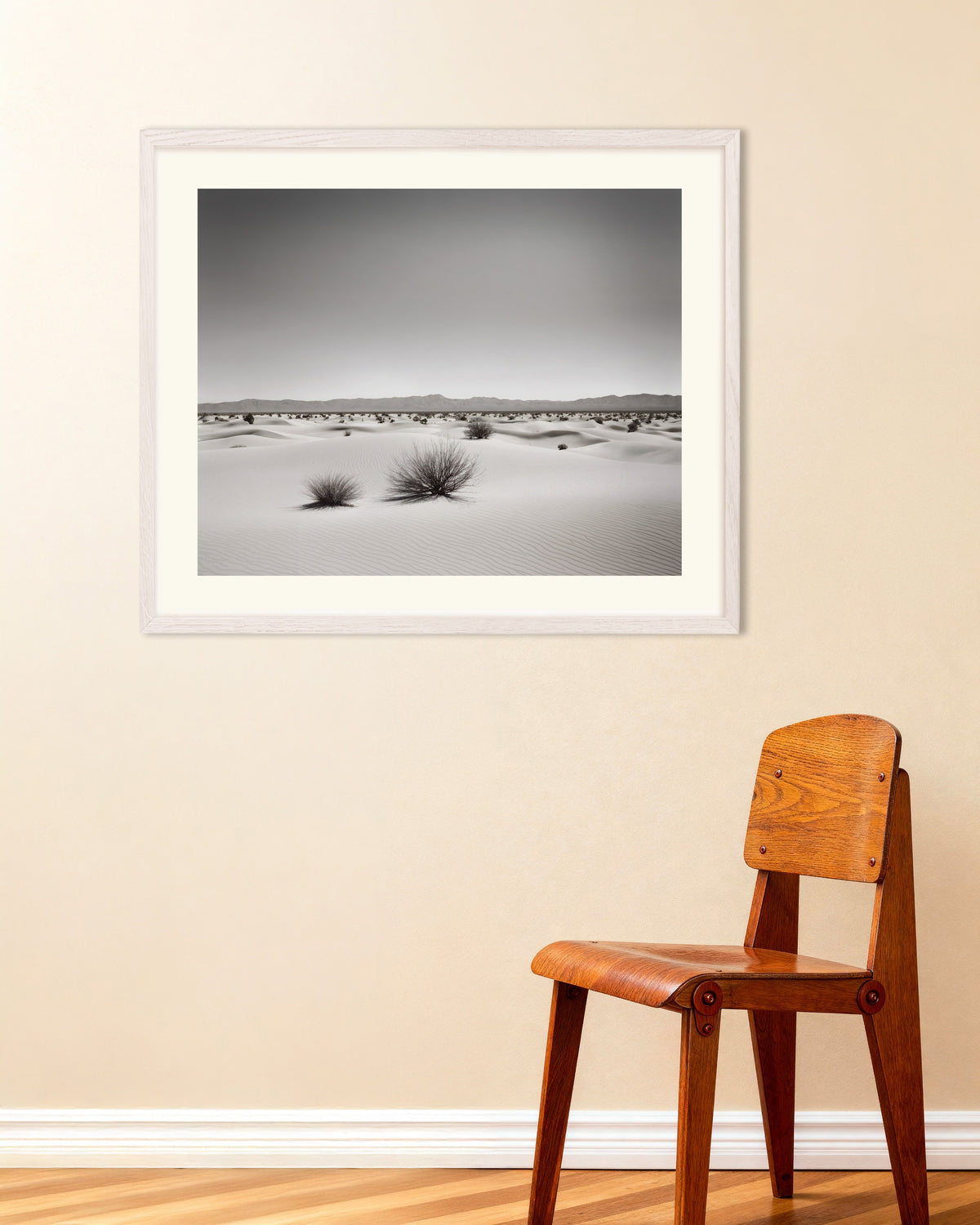 Poster de Explorações abstratas urbanas a preto e branco, deserto, com moldura de madeira branca