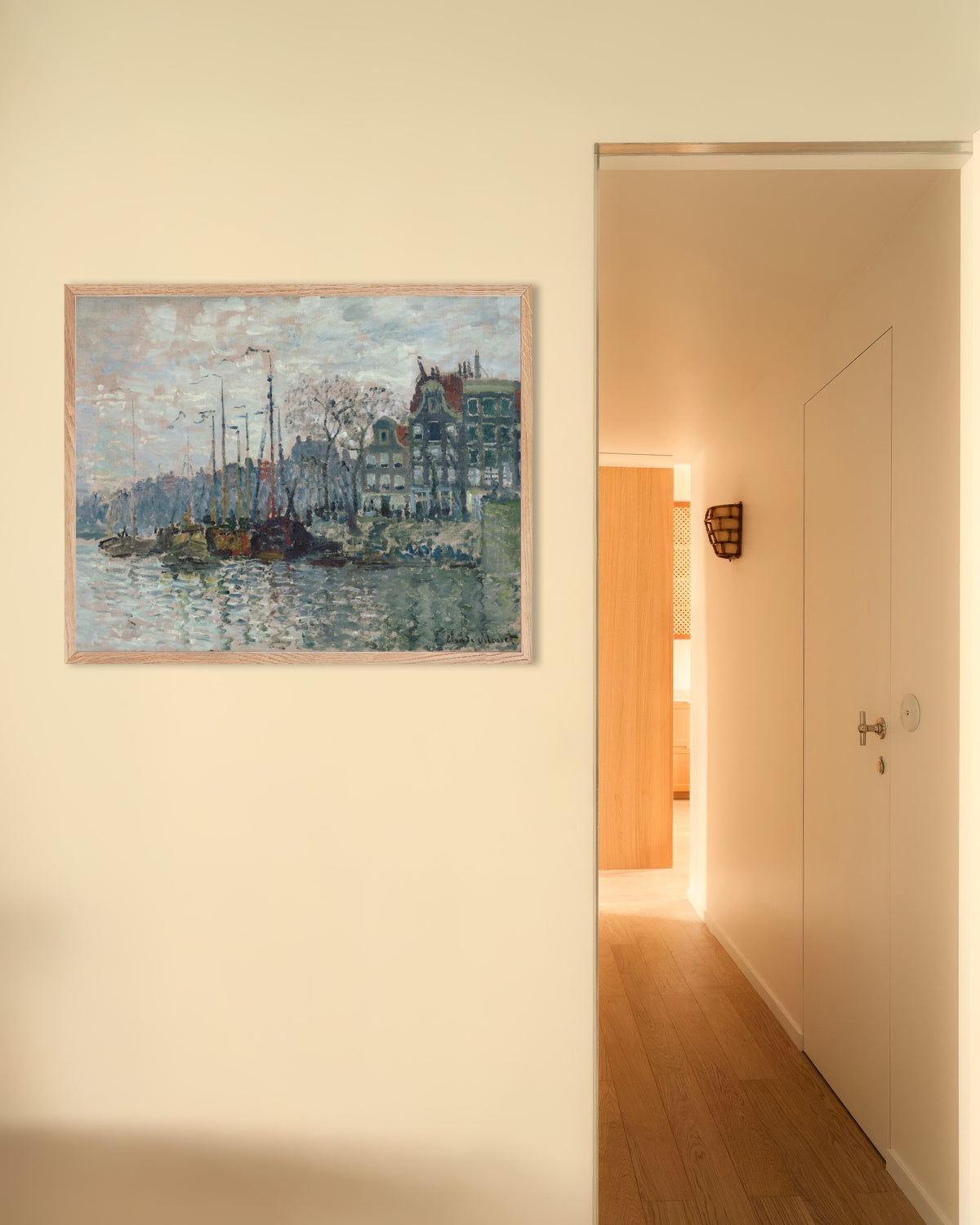 Poster Vista do Prins Hendrikkade e do Kromme Waal em Amesterdão (1874), de Claude Monet, com moldura de madeira natural