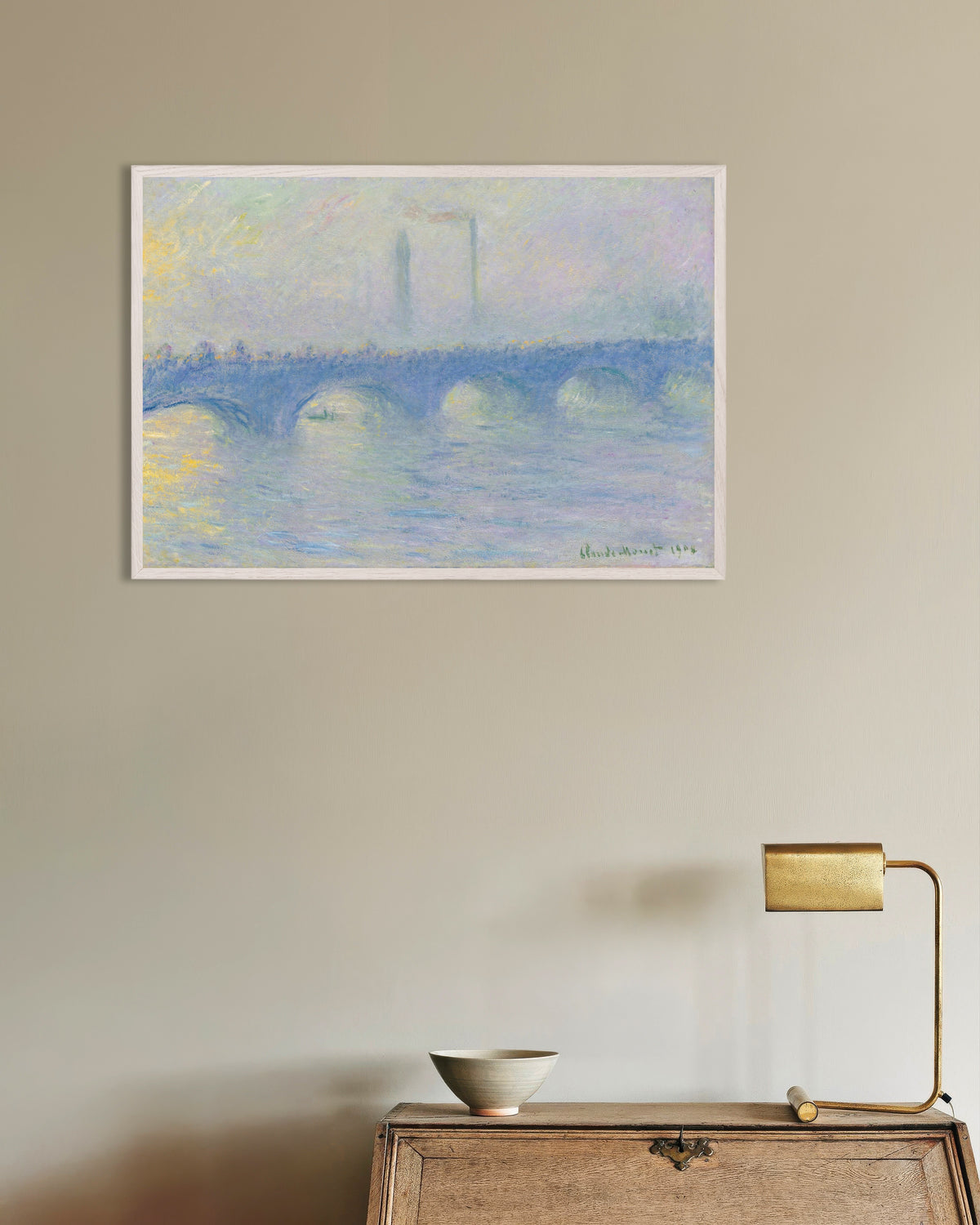 Poster A Ponte de Waterloo, Efeito de Bruma (1904), de Claude Monet, com moldura de madeira branca