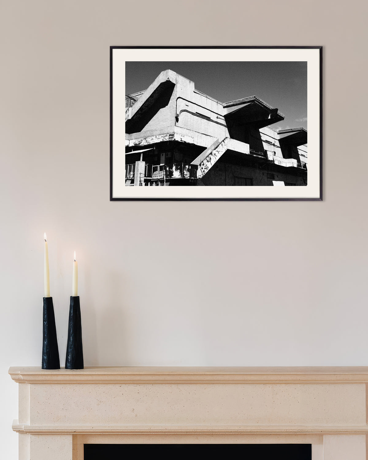 Poster «Pavilhão de betão envelhecido», com moldura metálica