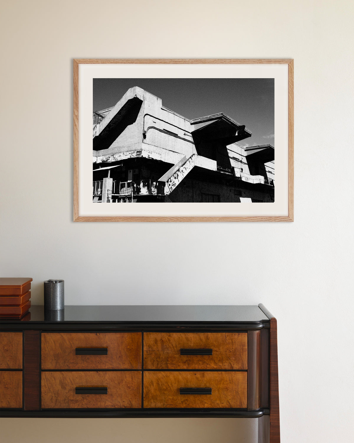 Poster «Pavilhão de betão envelhecido», com moldura de madeira natural