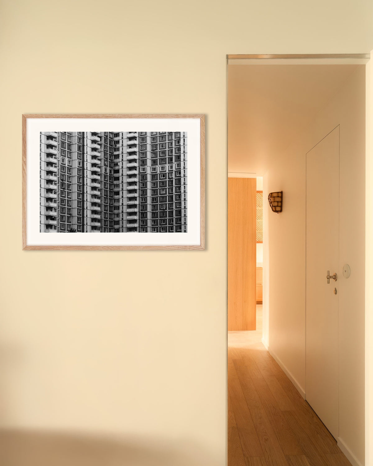 Poster «Grelha de janelas de um bloco de apartamentos», com moldura de madeira natural