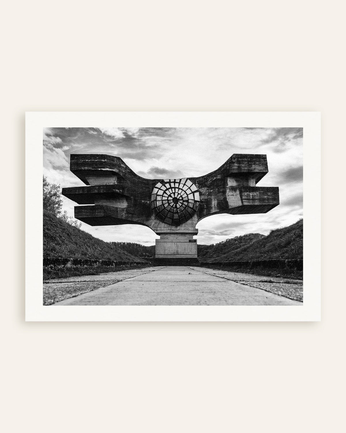 Poster «Monumento Alado no Fim da Estrada», em miniatura