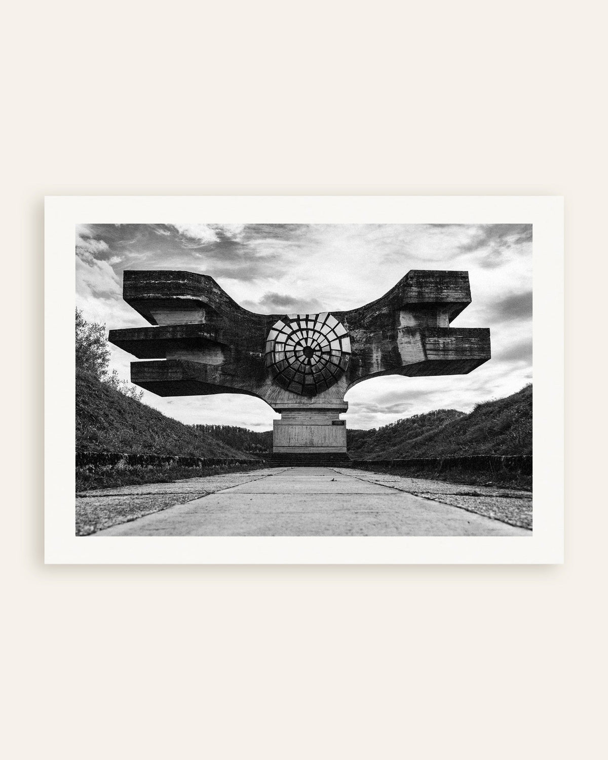 Poster «Monumento Alado no Fim da Estrada», em miniatura
