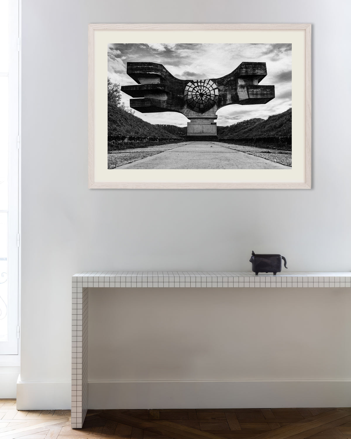Poster «Monumento Alado no Fim da Estrada», com moldura de madeira branca
