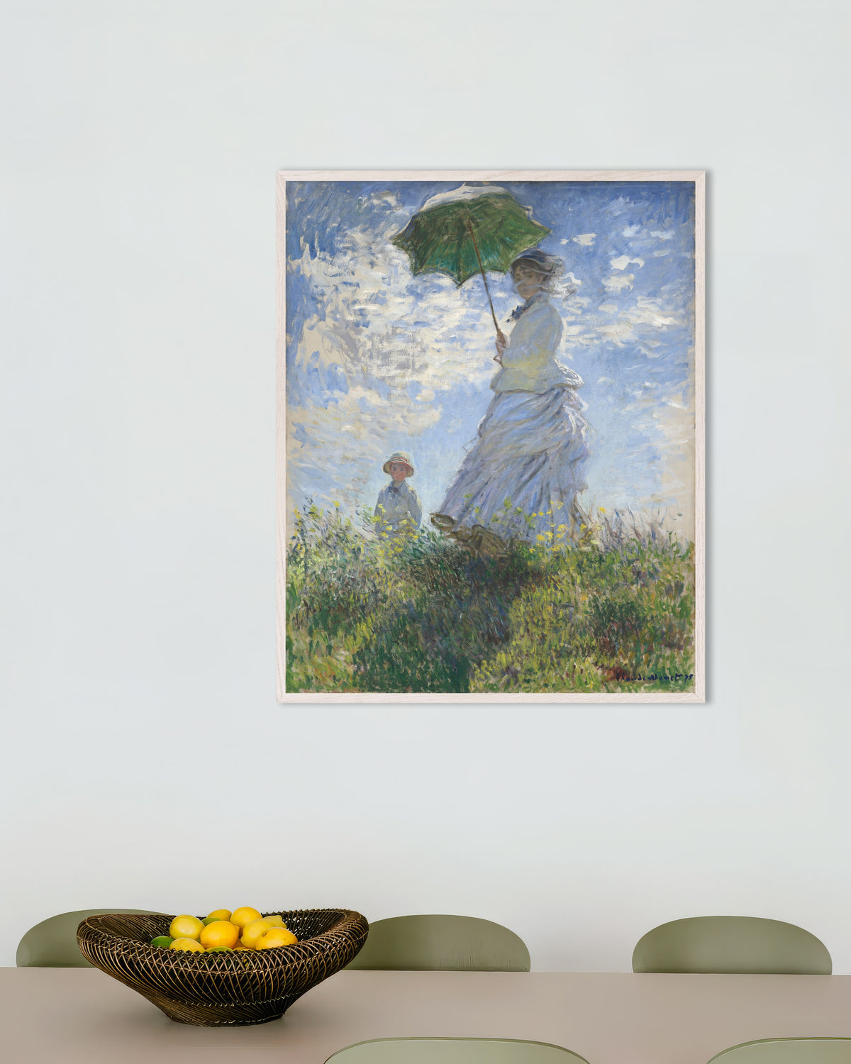 Poster Mulher com Sombrinha, Madame Monet e o Filho (1875), de Claude Monet, com moldura de madeira branca